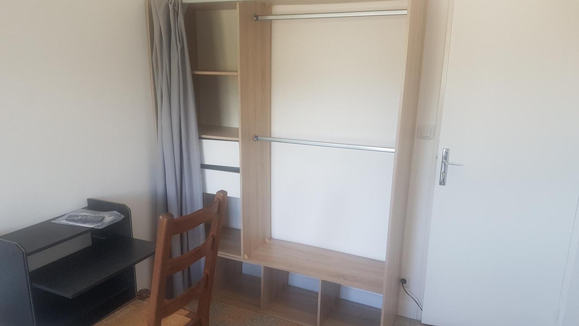 New Cheap Private Room, Kitchen , Overwieuw Sea,tram On Spot, 12 Minutes From Train Station With Tram , In 17 Min Tram , Privee Pas Cher, Cuisine Equipee , Tram Sur Place, Apercu Mer, 12 Min De La Gare De Avec Le Tram, 17 Min * Nizza